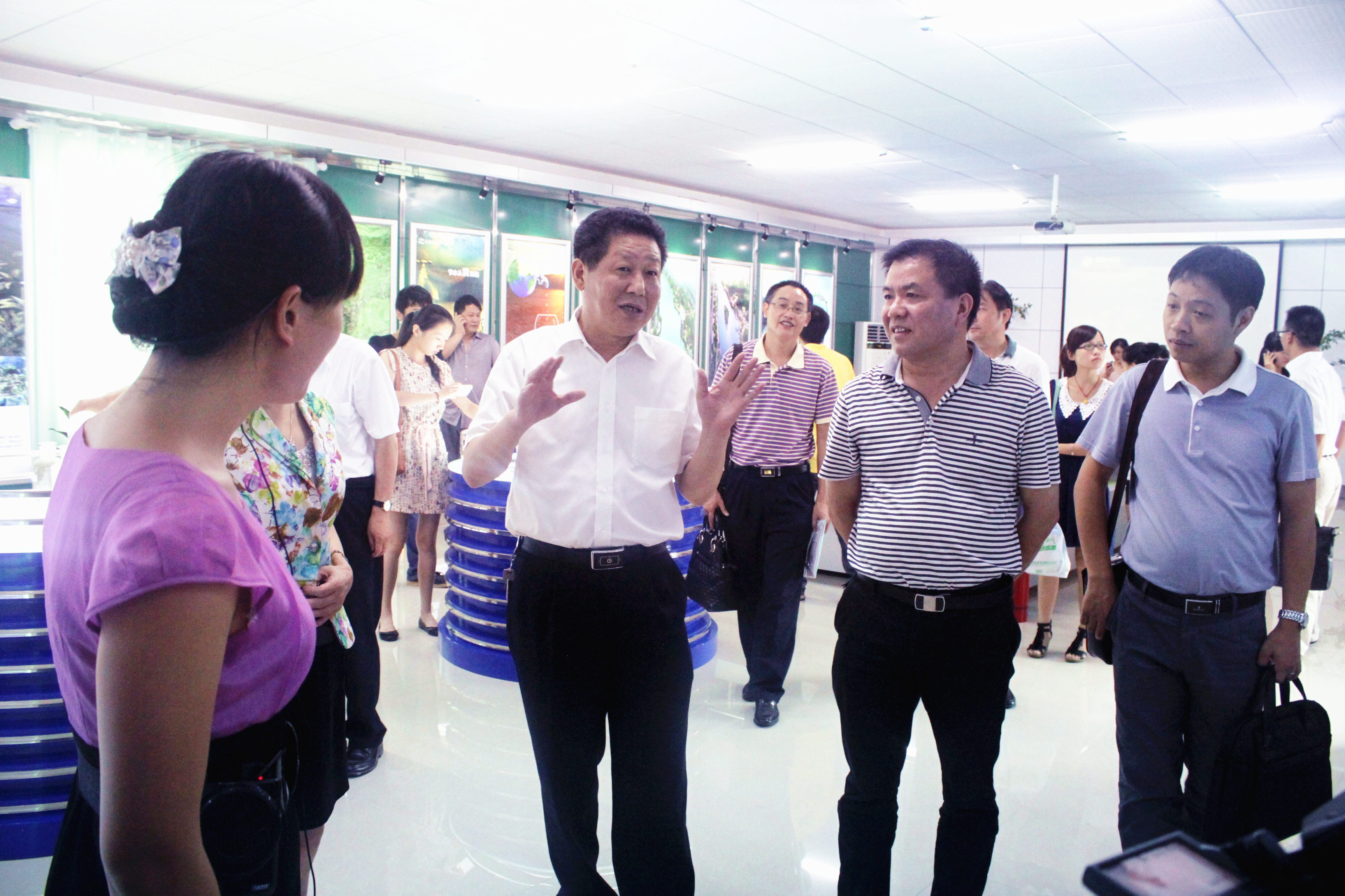 2012年8月，省委宣传部纪检组长肖君华在时任市委常委，宣传部部长钱德喜的带领下莅临AG手机在线官网_ag（中国）视察.JPG