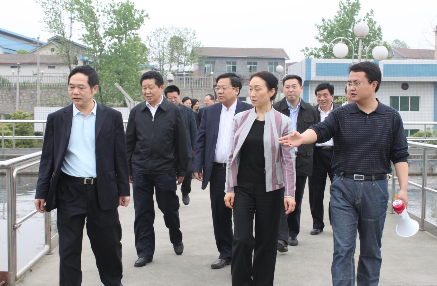 2011年4月，省政协主席，时任省委常委、统战部部长李薇薇来AG手机在线官网_ag（中国）视察.JPG